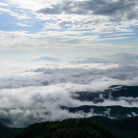 にゅうを飲み込む雲海と八ヶ岳連峰の朝焼け風景の写真