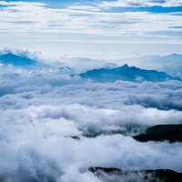 にゅうから見た山々のシルエットと雲海、八ヶ岳連峰の写真