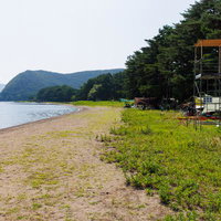 猪苗代湖の湖岸に広がる秋山浜のキャンプサイトの写真