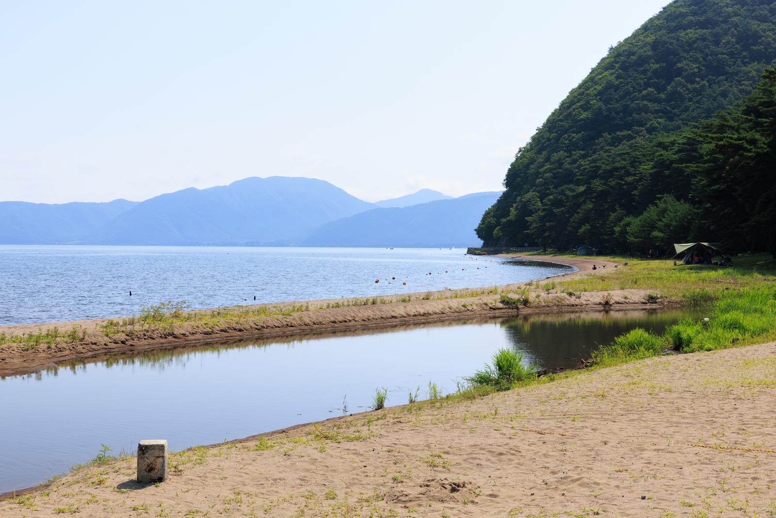 猪苗代湖の青松浜に立つ緑色のテントとその周辺の自然風景