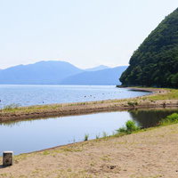 猪苗代湖の青松浜でキャンプするテント風景の写真