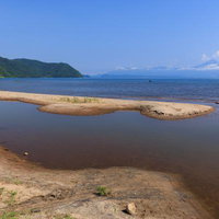 磐梯山を望む青松浜の湖岸風景。猪苗代湖畔の砂浜の写真