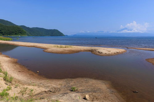 磐梯山を望む青松浜の湖岸風景。猪苗代湖畔の砂浜