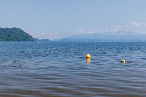 郡山市の青松浜から望む穏やかな猪苗代湖と島々