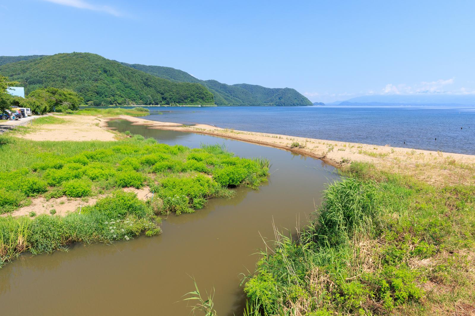 猪苗代湖の青松浜で河口の湿地帯と砂浜が見える風景