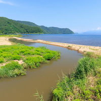 猪苗代湖の青松浜で河口の湿地と砂浜が広がる風景の写真