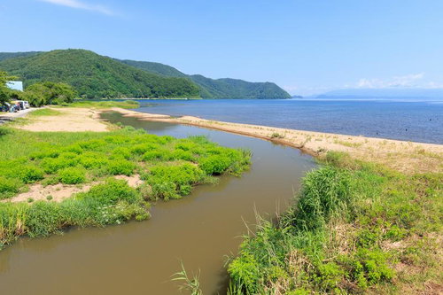 猪苗代湖の青松浜で河口の湿地と砂浜が広がる風景