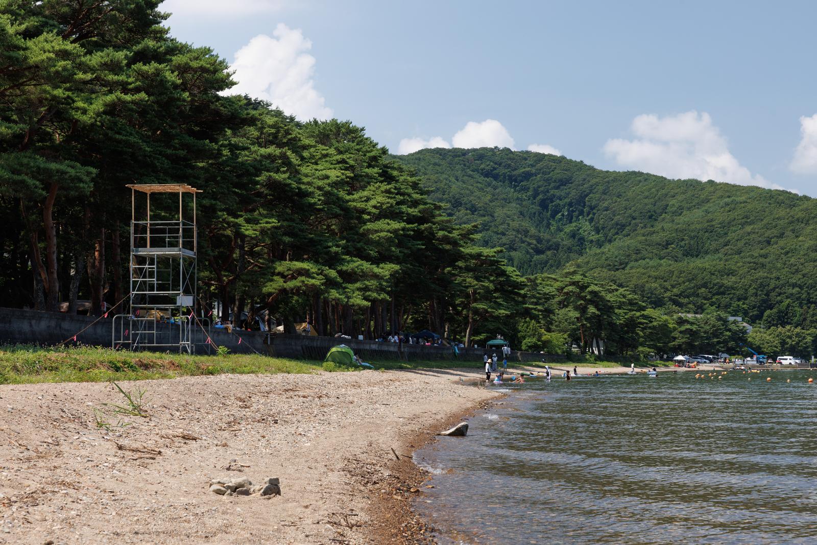 郡山市の舟津公園で浮き輪を使って水遊びをする家族と見張り台