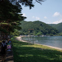 郡山市の舟津公園で夏の湖南七浜を楽しむ家族連れの写真