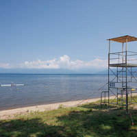 猪苗代湖を望む舟津公園の浜辺と監視塔（郡山市）の写真