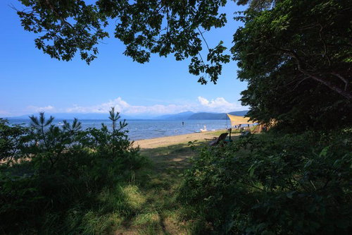 舟津浜での海水浴と猪苗代湖の浜辺風景、夏のテントキャンプ