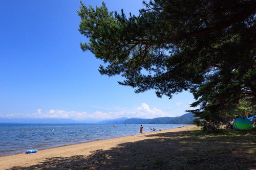 磐梯山を望む館浜のビーチアクティビティで賑わう夏景色