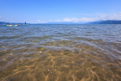 透明な湖水と砂底が見える猪苗代湖の浅瀬