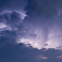 積乱雲と稲妻が街中に落ちる瞬間の雷と豪雨の写真