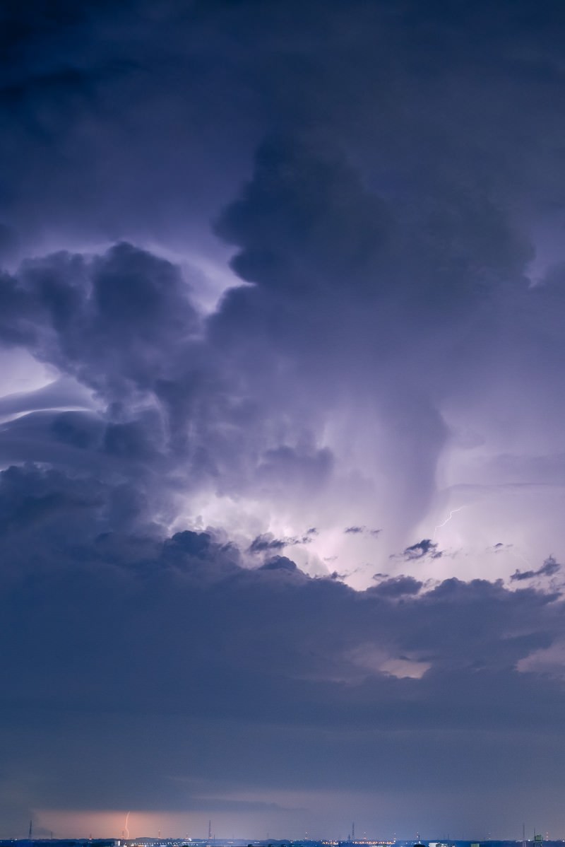 夜空の積乱雲と稲妻
