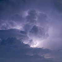 夜空に走る稲妻と積乱雲の雷光が光る迫力ある気象現象の写真