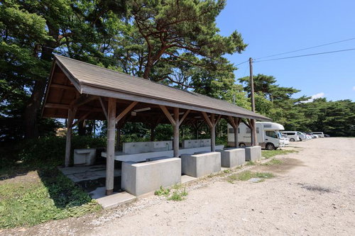 郡山市横沢浜キャンプサイトの木造炊事場とキャンプ風景