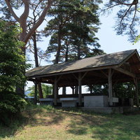 郡山市・横沢浜のキャンプサイト屋根付き炊事場の調理台の写真