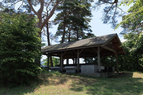 郡山市・横沢浜のキャンプサイト屋根付き炊事場の調理台