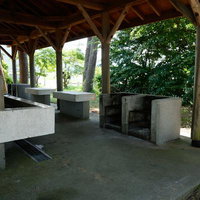 郡山市横沢浜キャンプ場の木造屋根付き炊事場の写真