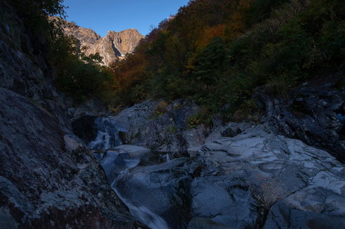 岩壁と行く手を阻む一ノ倉沢の渓谷、群馬県みなかみ町