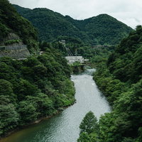 富山県南砺市の庄川峡とダム、山間の峡谷を流れる川の写真