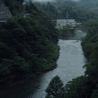 明朝の山間に立ち込める霧と庄川峡のダムと橋の写真