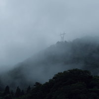 富山県南砺市の山々を覆う濃霧と鉄塔の朝風景の写真