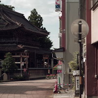 石畳の小路から見る城端別院善徳寺（富山県南砺市）の写真