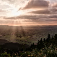 天使の梯子が降り注ぐ富山県南砺市の散居村の写真