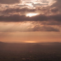 富山県南砺市の散居村を彩る黄昏時の夕景 - 山間の集落を染める夕焼けの写真