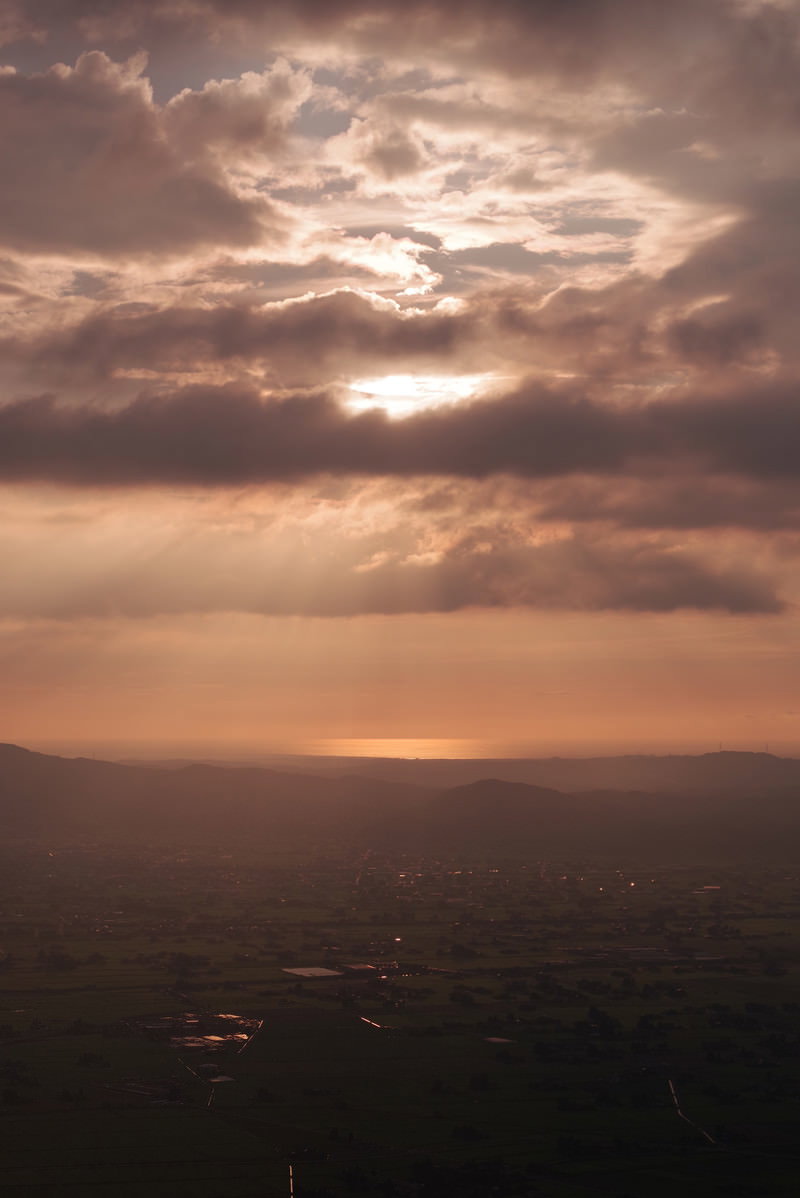 富山県南砺市の散居村を見下ろす夕暮れの風景