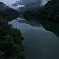 朝霧に静寂が満ちる庄川峡の川面と橋、山々に囲まれた峡谷の写真