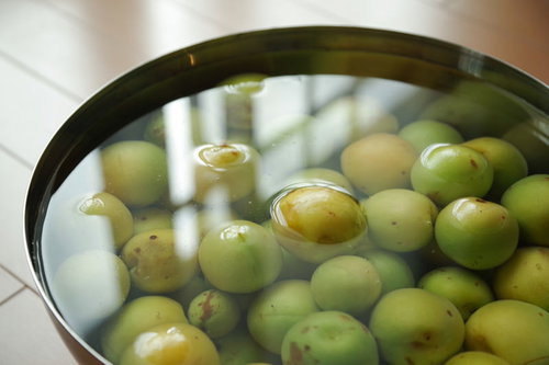 ボウルで行う梅のアク抜き下ごしらえ