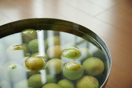 ボウルで梅の灰汁抜き 青梅の水漬け下準備