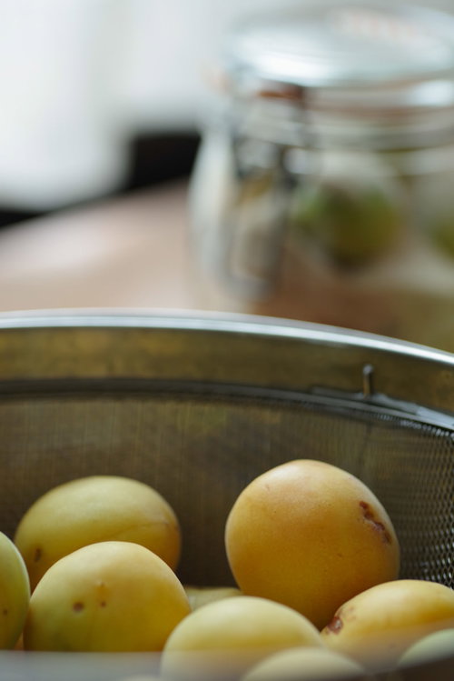 水切り中の梅とステンレスざる