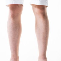 足のすね毛を3mmにカットした男性の脚の写真