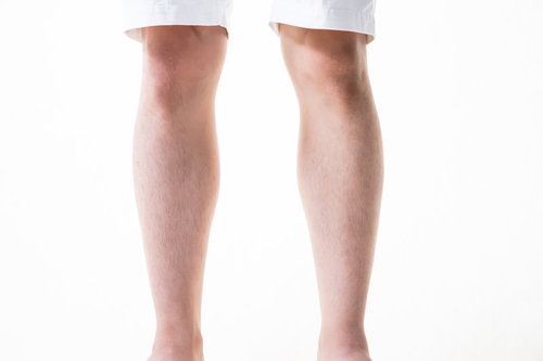 足のすね毛を3mmにカットした男性の脚