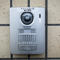 チャイムは一回連打厳禁とテプラで張られたパナソニックのインターフォンの写真