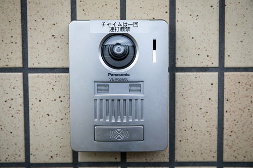 チャイムは一回連打厳禁とテプラで張られたパナソニックのインターフォン