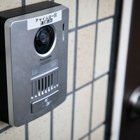 マンションの玄関に設置されたインターフォンのチャイムの写真