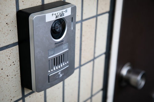 マンションの玄関に設置されたインターフォンのチャイム