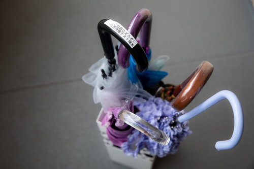 ご自由にどうぞ！虹色のハンドルが付いた透明なビニール傘