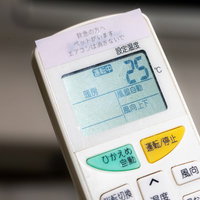 ペットがいるからエアコンを消さないで、白いリモコンの写真