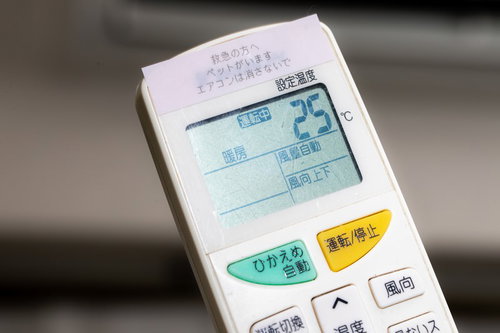 ペットがいるからエアコンを消さないで、白いリモコン