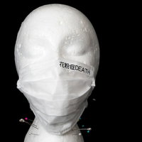 花粉症DEATHと書かれた白いマスクを着用するマネキンの写真