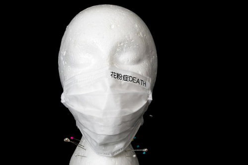 花粉症DEATHと書かれた白いマスクを着用するマネキン