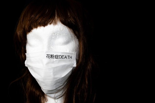 花粉症で苦しむマネキンのマスク姿