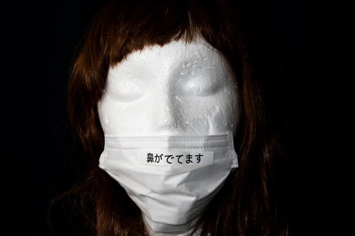 マスクをした人形「鼻がでてます」