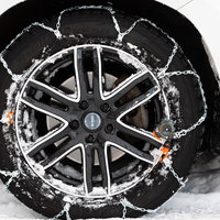 雪道での安全運転に必須のチェーンを巻いたタイヤの写真